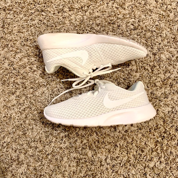 Nike Shoes - White nike tanjun